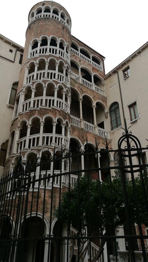 Gasthuis Alloggi Scala Del Bovolo Venetië